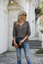 Carica l&#39;immagine nel visualizzatore di Gallery, Women&#39;s Fashionable Waffle V-neck Long-sleeved Bottoming Shirt