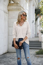 Carica l&#39;immagine nel visualizzatore di Gallery, Women&#39;s Fashionable Waffle V-neck Long-sleeved Bottoming Shirt