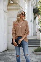 Carica l&#39;immagine nel visualizzatore di Gallery, Women&#39;s Fashionable Waffle V-neck Long-sleeved Bottoming Shirt