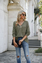 Carica l&#39;immagine nel visualizzatore di Gallery, Women&#39;s Fashionable Waffle V-neck Long-sleeved Bottoming Shirt